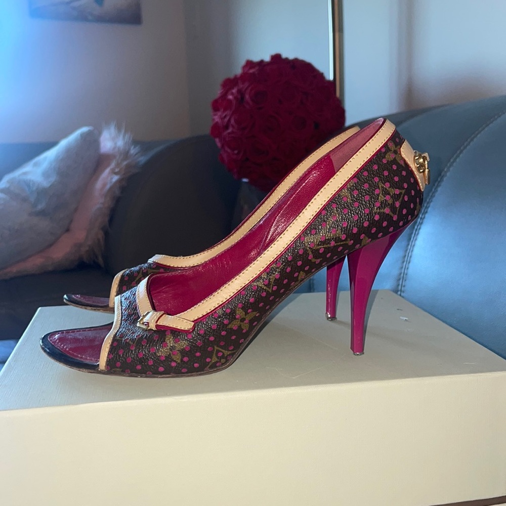 Louis Vuitton monogram peep toe with pink heels and gold locks - size 39